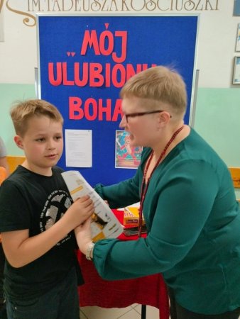 Rozstrzygnięcie XXI Powiatowego Konkursu Plastycznego na plakat pt. „Mój ulubiony bohater”. — zdjęcie 13