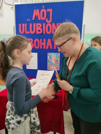 Rozstrzygnięcie XXI Powiatowego Konkursu Plastycznego na plakat pt. „Mój ulubiony bohater”. — zdjęcie 12