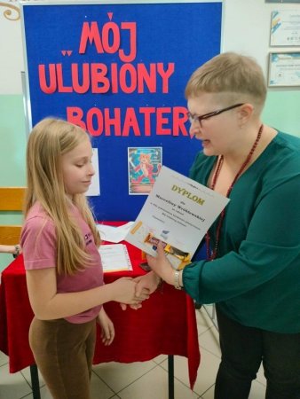 Rozstrzygnięcie XXI Powiatowego Konkursu Plastycznego na plakat pt. „Mój ulubiony bohater”. — zdjęcie 2