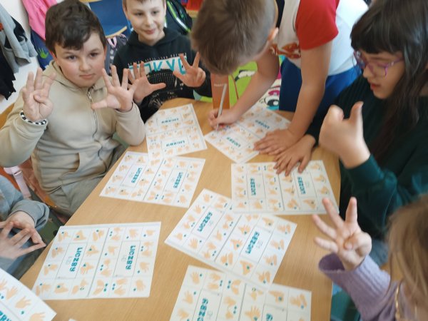 Zajęcia rozwijające kluczowe kompetencje emocjonalno-społeczne „Zabawy z językiem migowym” — zdjęcie 1