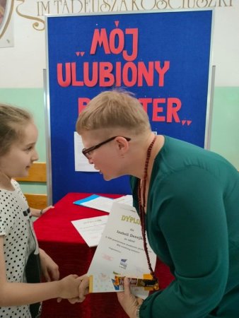 Rozstrzygnięcie XXI Powiatowego Konkursu Plastycznego na plakat pt. „Mój ulubiony bohater”. — zdjęcie 9