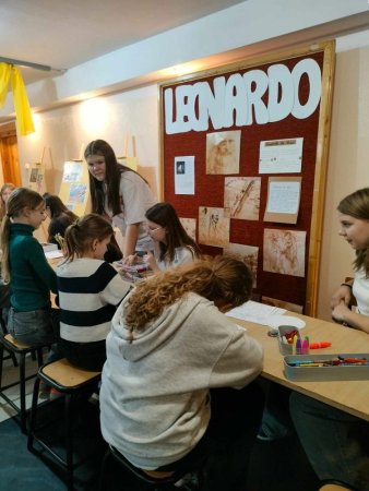 ŚWIATOWY DZIEŃ SZTUKI w SP 1 finał projektu artystyczno - edukacyjnego klasy VII a — zdjęcie 8