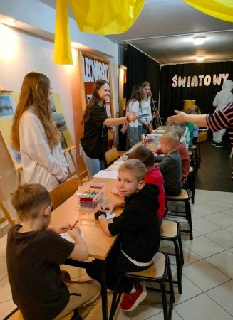 ŚWIATOWY DZIEŃ SZTUKI w SP 1 finał projektu artystyczno - edukacyjnego klasy VII a — zdjęcie 3