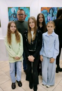 Uczniowie SP1 na wernisażu malarstwa Arkadiusza Kulpy - 3