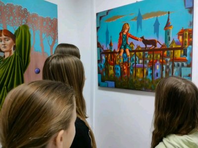 Uczniowie SP1 na wernisażu malarstwa Arkadiusza Kulpy - 5