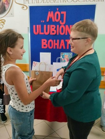 Rozstrzygnięcie XXI Powiatowego Konkursu Plastycznego na plakat pt. „Mój ulubiony bohater”. — zdjęcie 11
