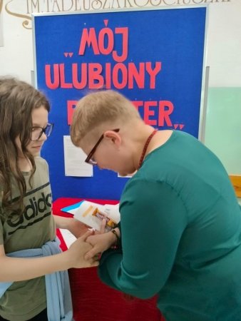 Rozstrzygnięcie XXI Powiatowego Konkursu Plastycznego na plakat pt. „Mój ulubiony bohater”. — zdjęcie 20