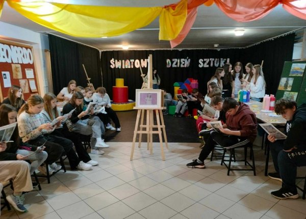 ŚWIATOWY DZIEŃ SZTUKI w SP 1 finał projektu artystyczno - edukacyjnego klasy VII a — zdjęcie 7