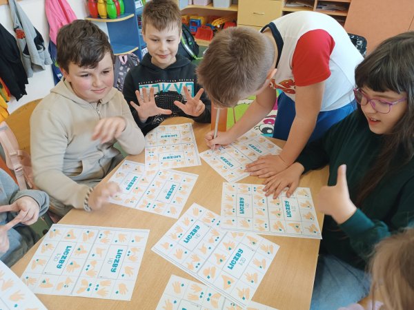 Zajęcia rozwijające kluczowe kompetencje emocjonalno-społeczne „Zabawy z językiem migowym” — zdjęcie 6