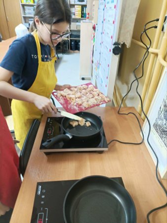 Zajęcia kulinarne – nauka przez działanie i wspólne gotowanie. — zdjęcie 38