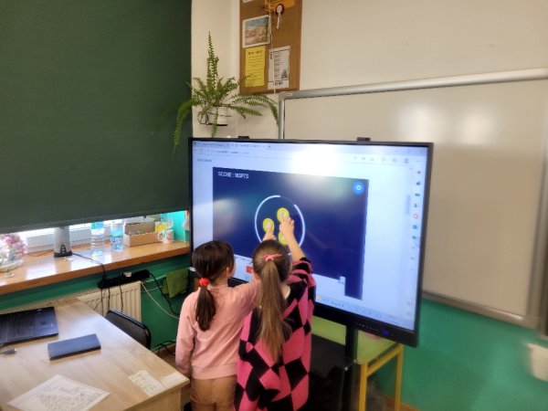 Wykorzystanie monitora interaktywnego do zajęć lekcyjnych i pozalekcyjnych w Szkole Podstawowej Nr 1 w Parczewie. — zdjęcie 2