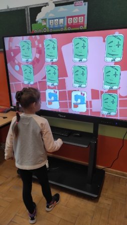 Wykorzystanie monitora interaktywnego do zajęć lekcyjnych i pozalekcyjnych w Szkole Podstawowej Nr 1 w Parczewie. — zdjęcie 1