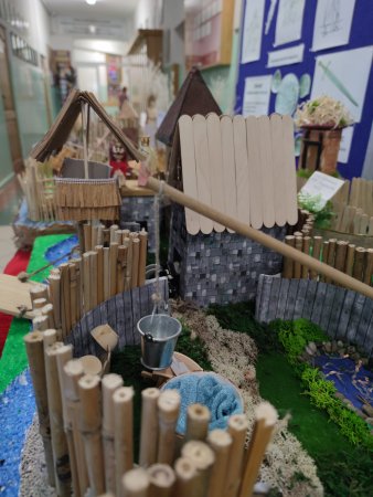 W kameralnej przestrzeni SP Nr 1 niezwykła wystawa prac uczniów — zdjęcie 6