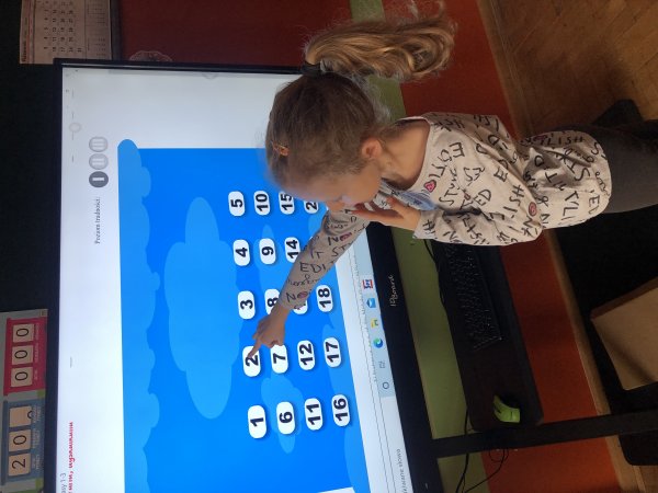 Wykorzystanie monitora interaktywnego do zajęć lekcyjnych i pozalekcyjnych w Szkole Podstawowej Nr 1 w Parczewie. — zdjęcie 5