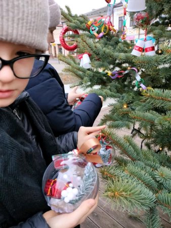 Ubieranie choinki na Placu Wolności — zdjęcie 8