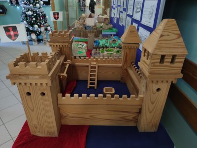 W kameralnej przestrzeni SP Nr 1 niezwykła wystawa prac uczniów - 1