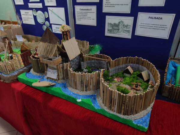 W kameralnej przestrzeni SP Nr 1 niezwykła wystawa prac uczniów — zdjęcie 3