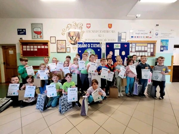 WYNIKI KONKURSU EKOLOGICZNEGO „Z odpadów - skarby świata ” ♻️🌏 — zdjęcie 1